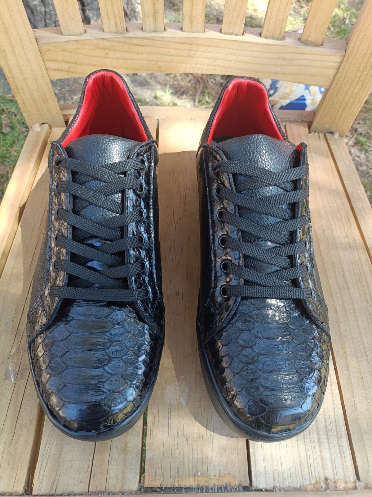 Tenis negro vista frontal