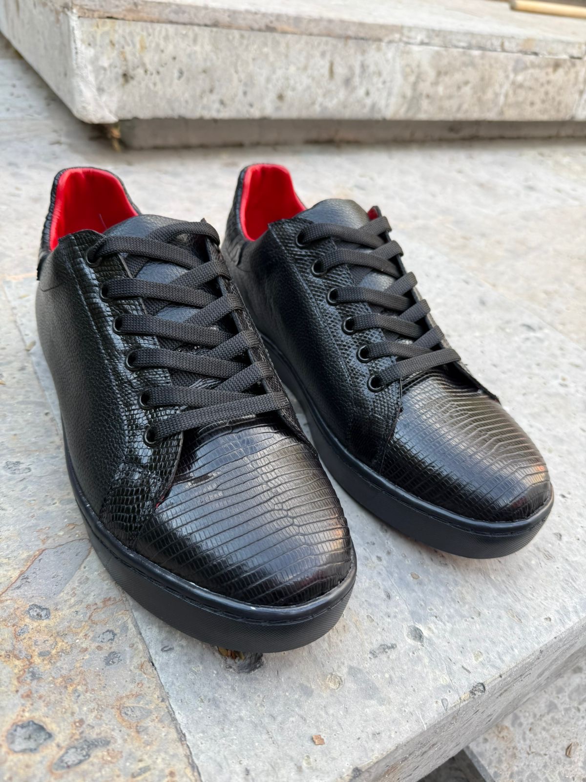 Tenis negro con interior rojo