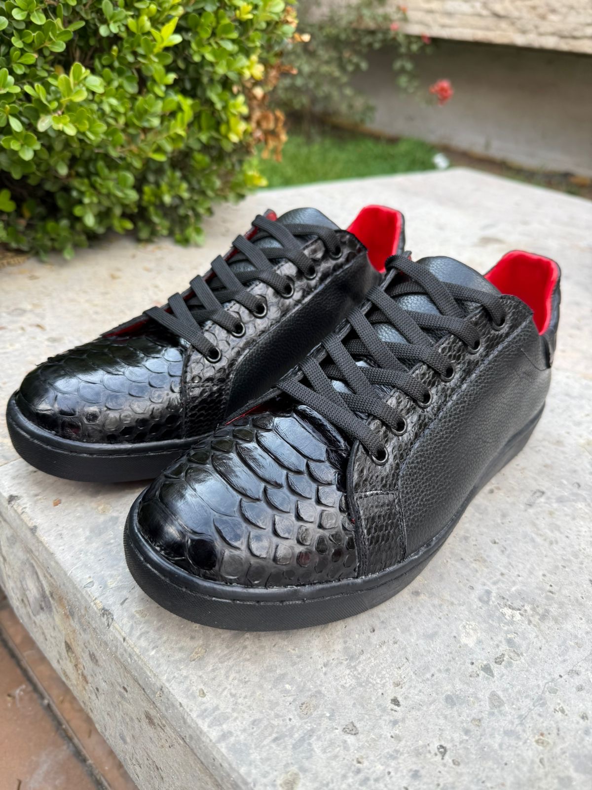 Tenis negro con interior rojo ISRAEL VILLAR Exótico