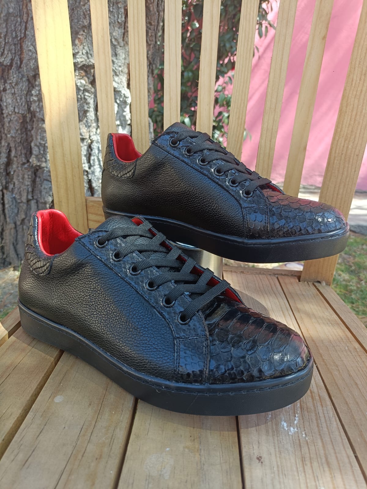 Tenis negro sobre silla de madera