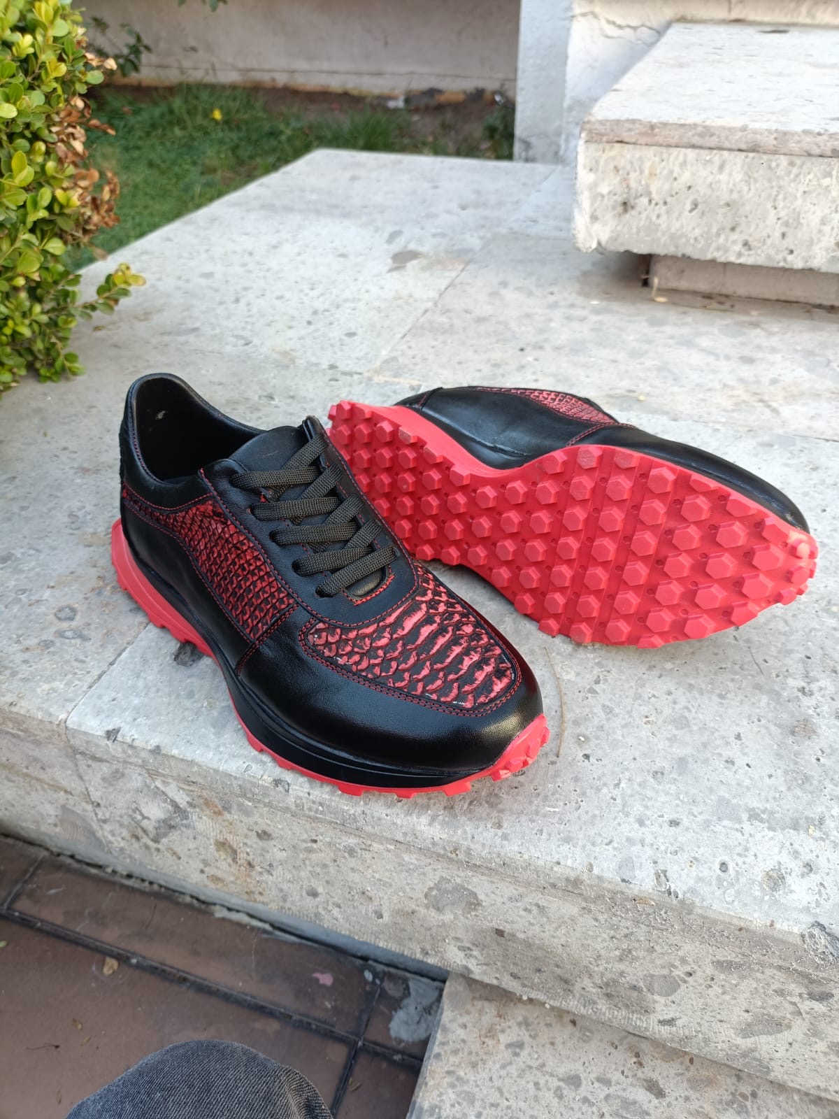 Tenis rojo y negro con suela roja