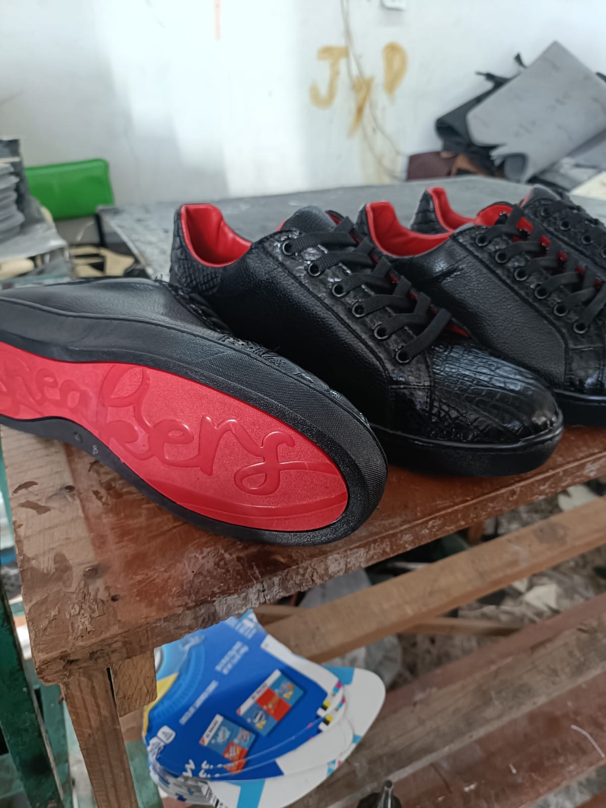 Tenis con suela roja ISRAEL VILLAR Exótico